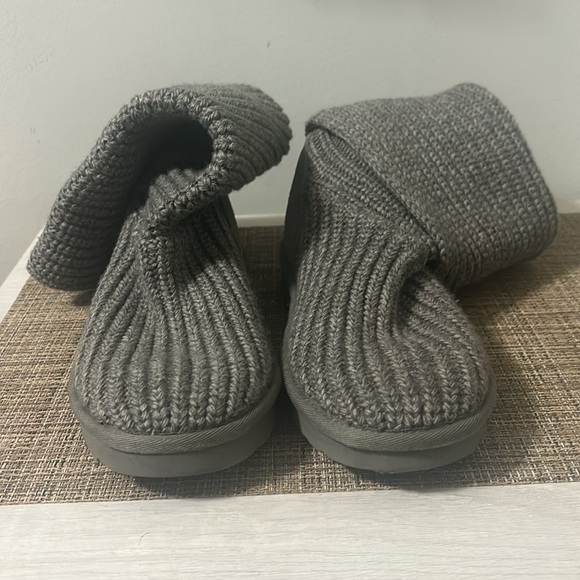 Gray Uggs size 6!!! Classic cardi winter boot! - Picture 4 of 4